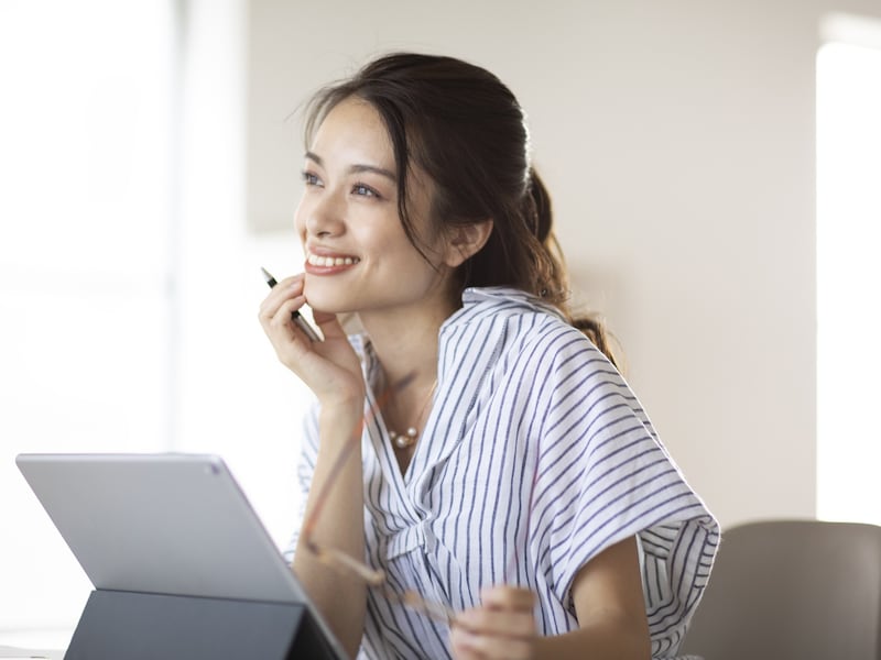 シニアの老後の孤独と「お金がない」を助ける無料サービスの活用法 ※画像：amanaimages