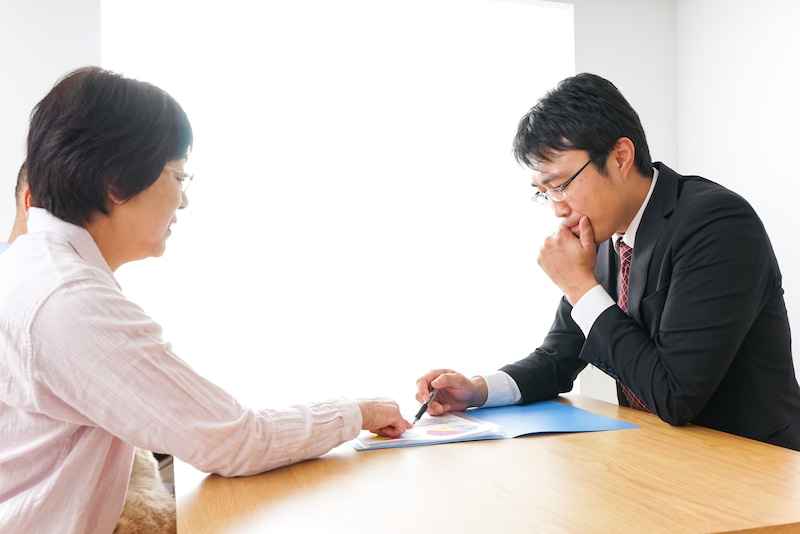 普通預金でも年1％の金利を提供する銀行が登場しています。それでも定期預金を利用する意味はあるのでしょうか。普通預金と定期預金では、金利だけでなく、お金の使いやすさにも違いがあります。それぞれの特徴を理解して、自分に合った預け先を選ぶことが大切です（画像：amanaimages）