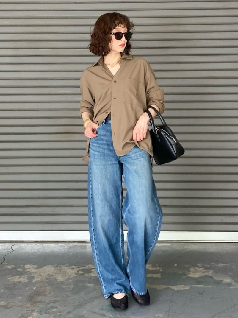 シャツをさらっと着たシンプルコーデで大人っぽく