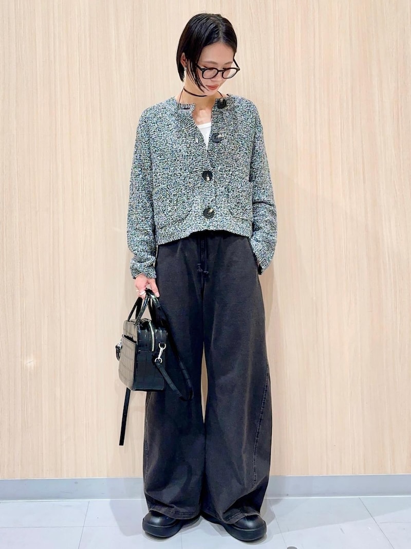 バレルパンツに合わせて今っぽいカジュアルコーデに　出典：StyleHint
