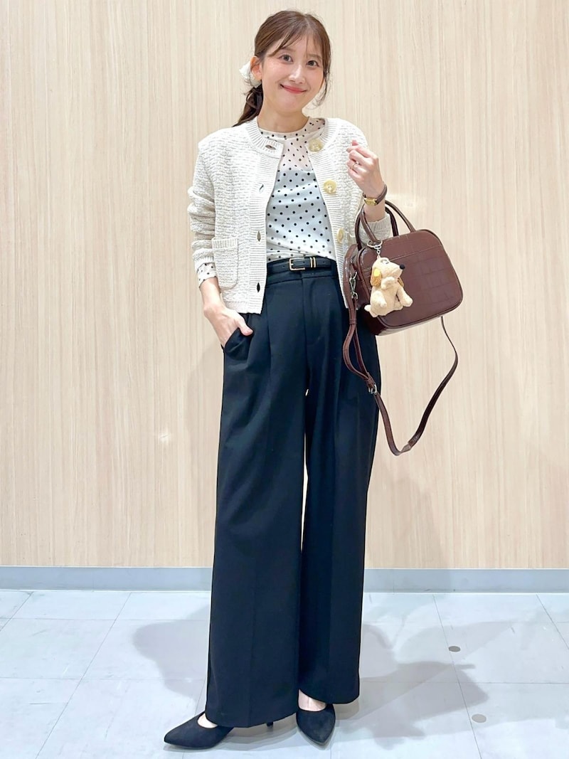 顔を明るく見せるカラーできれいめにまとめて　出典：StyleHint