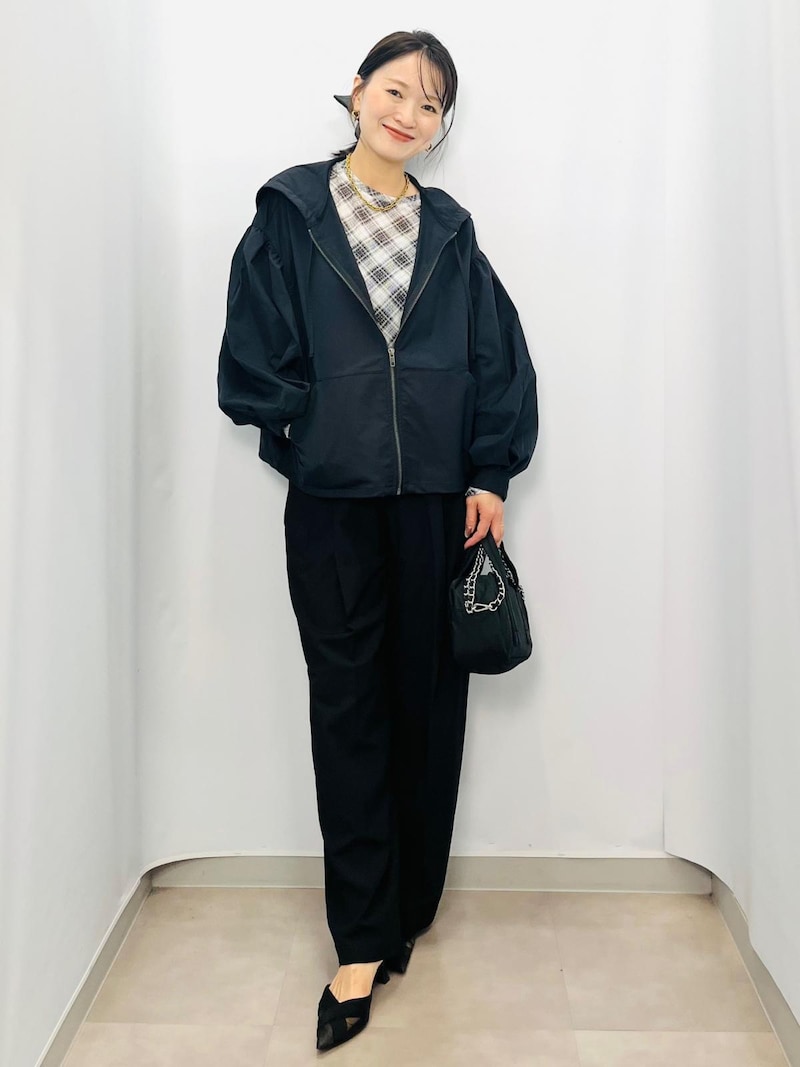ダークカラーでそろえた大人のスポーツミックスコーデ　出典：StyleHint