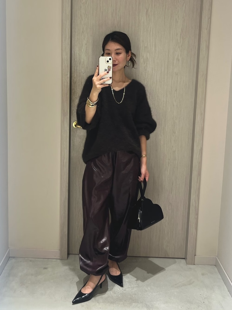 【OKコーデ】ニットはフェミニンさのあるデザインや素材のものを選んで　出典：WEAR