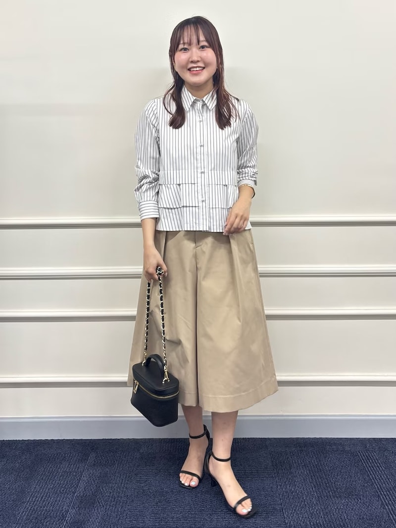 タック入りのキュロットにはシャツを合わせてきちんと感を　出典：WEAR