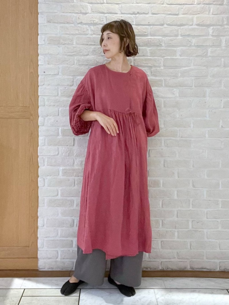 ナチュラルな肌触りで気持ちよく過ごせるリネンワンピース　出典：WEAR