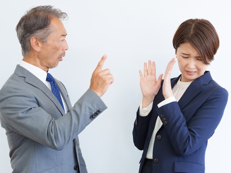 歳を重ねて周囲から煙たがられる人がやっている3つのこと　※サムネイル画像：PIXTA