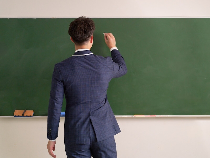 学術研究・教育関連業の平均年収はいくら？　※画像出典：PIXTA