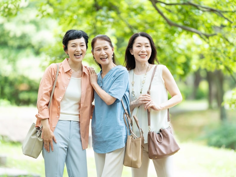 大人女性が「だんだん会わなくなっていく人」の特徴とは（画像：PIXTA）