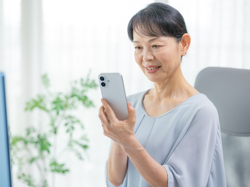 スマホを操作する女性