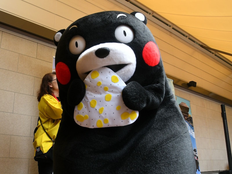 得意そうに見せびらかす（笑）