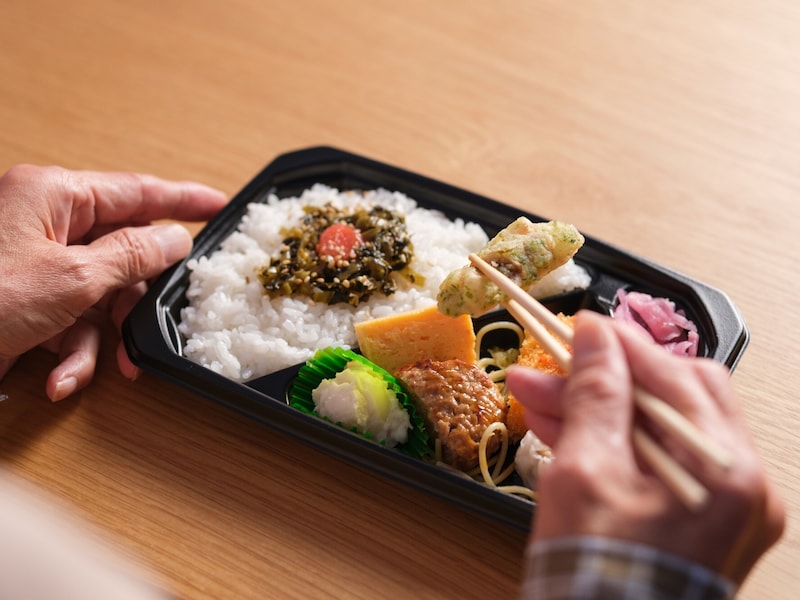 お弁当を食べる男性の手