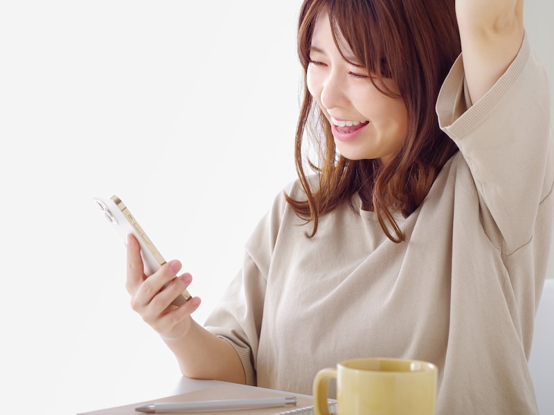 スマホを見てよろこぶ女性