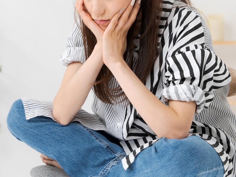 悩む人