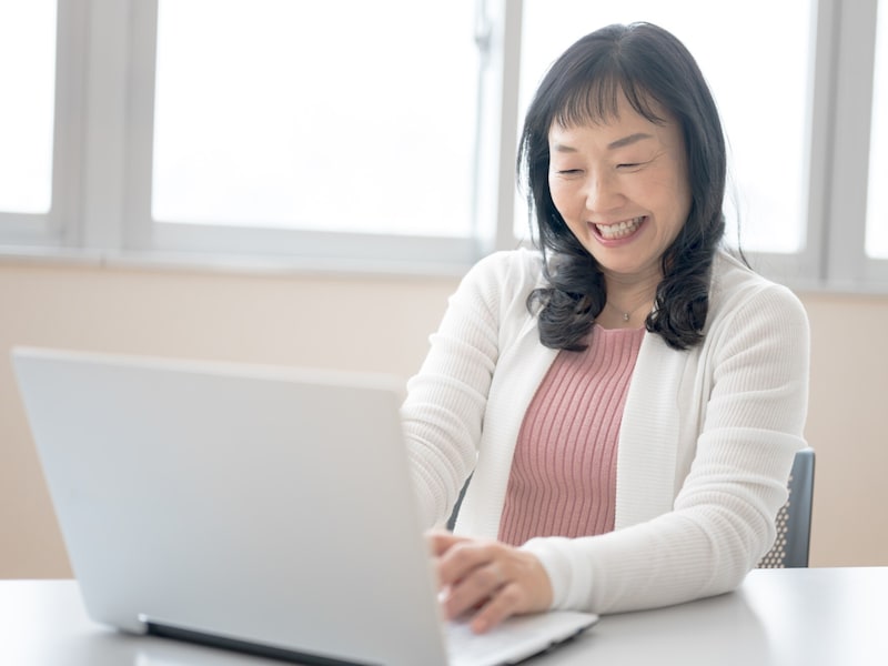 62歳、定年後も副業のバイトを続ける予定です。失業手当はもらえないのでしょうか？（画像：PIXTA）