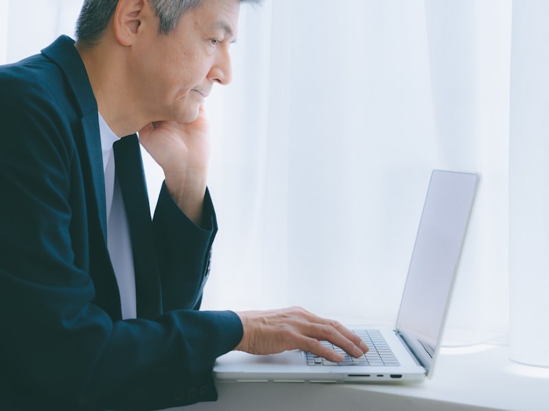 妻が年金をもらい始めたら、私の年金が月3万円ほど減りました。なぜでしょうか？（画像：PIXTA）