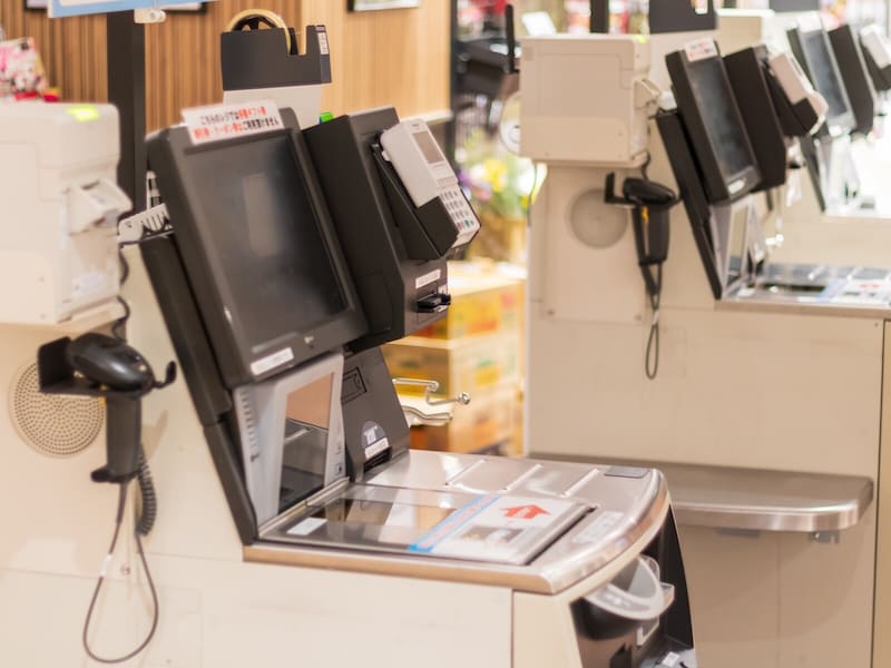 コンビニやスーパーのセルフレジは慣れていない人にはハードルが高いことも（画像：PIXTA）