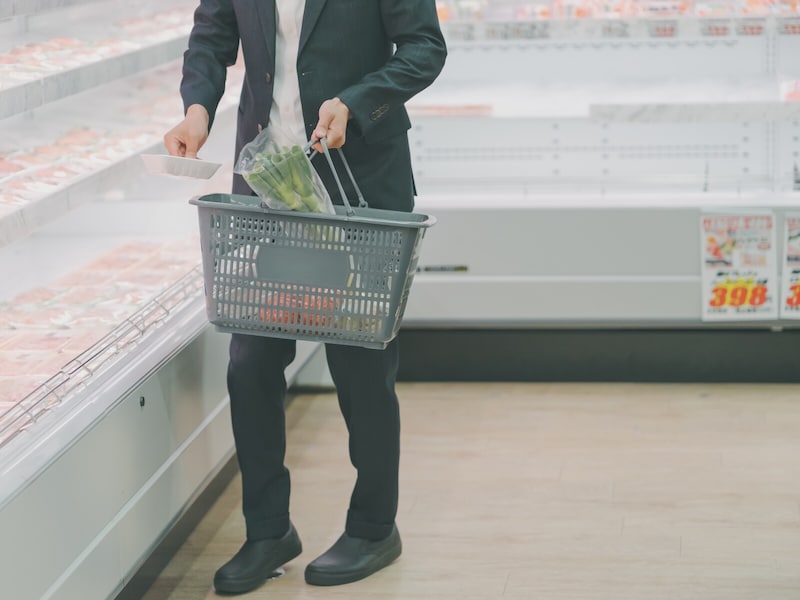 仕事帰りに何か買っていくものある？ と聞いてくれるのはありがたいのだが……（画像：PIXTA）