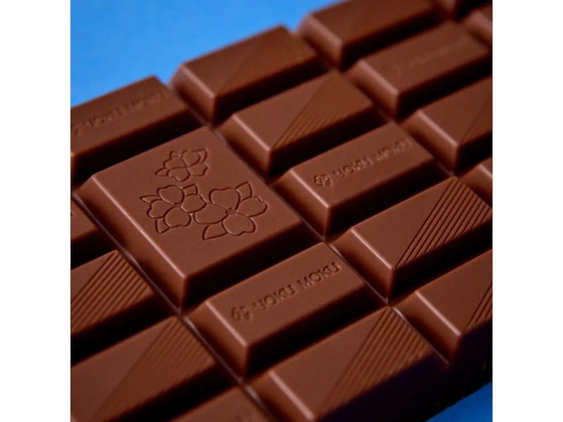 リニューアルしたチョコレートにはシンボルフラワーのハナミズキがあしらわれている(画像出典:ヨックモック)
