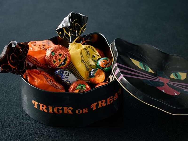 「ブラックキャット缶」にはハロウィンモチーフのお菓子がぎっしり（画像出典：DEAN & DELUCA）