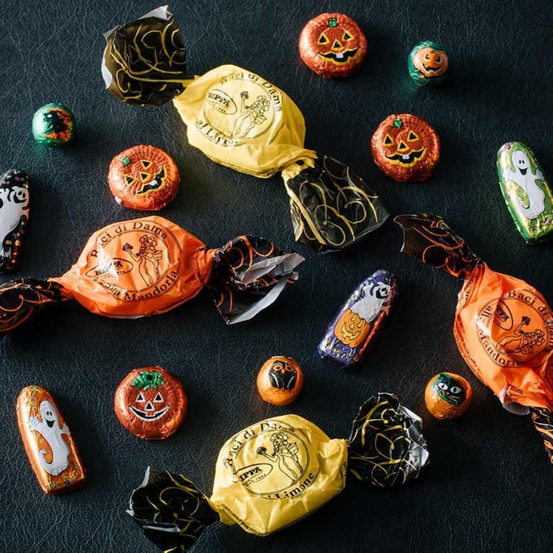 「モンスターチョコレート缶ブラックキャット」のキュートなクッキー＆チョコレート（画像出典：DEAN & DELUCA）