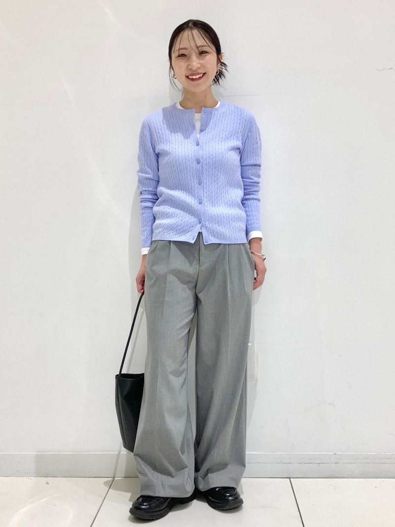 ライトブルーのカーディガンにグレーのスラックスできれい見えコーデ 出典:StyleHint