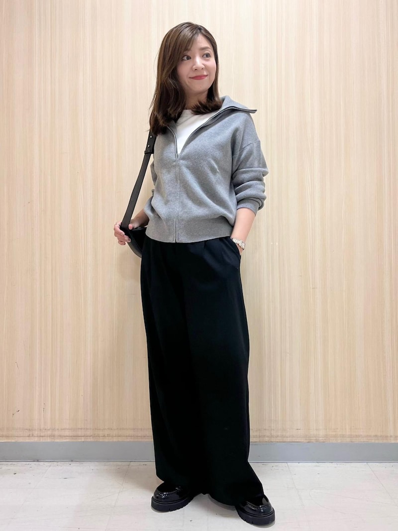 黒パンツと合わせてモノトーン配色でスタイリッシュに 出典:StyleHint