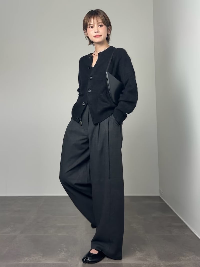 カシミヤ100％のカーディガンにゆとりのあるパンツを合わせて　出典：WEAR
