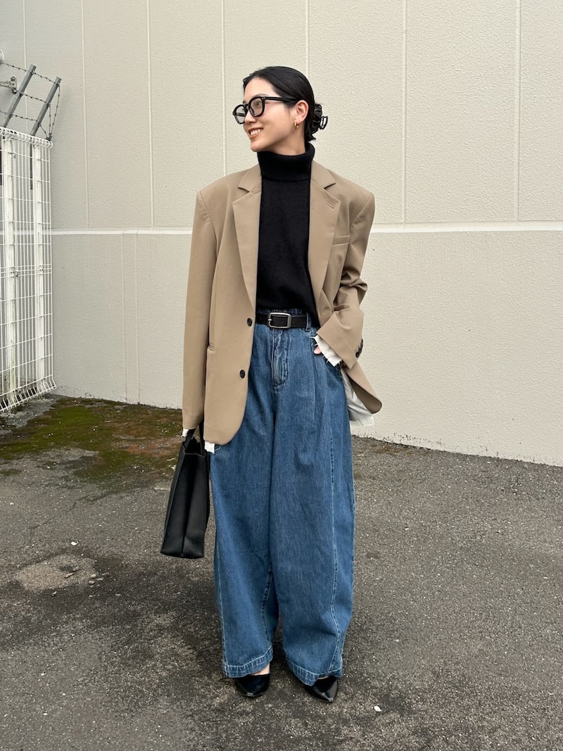 インナーのカシミヤベストとバギージーンズを「ユニクロ：シー」でそろえて　出典：WEAR