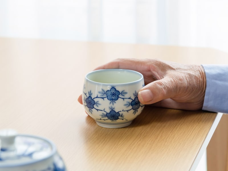 湯呑を持つ男性の手