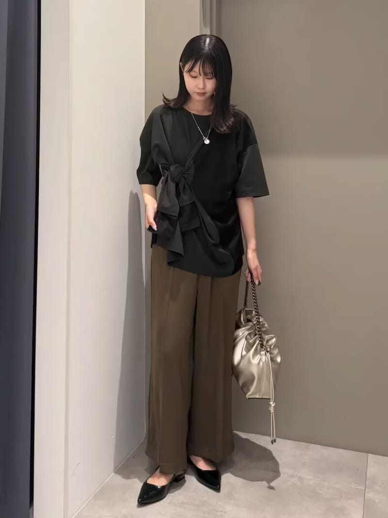 【OKコーデ】サテン素材のストレートパンツで洗練されたブラウンコーデに　出典：WEAR