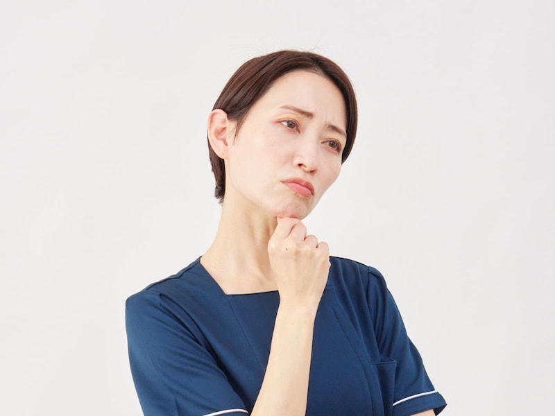 悩む女性