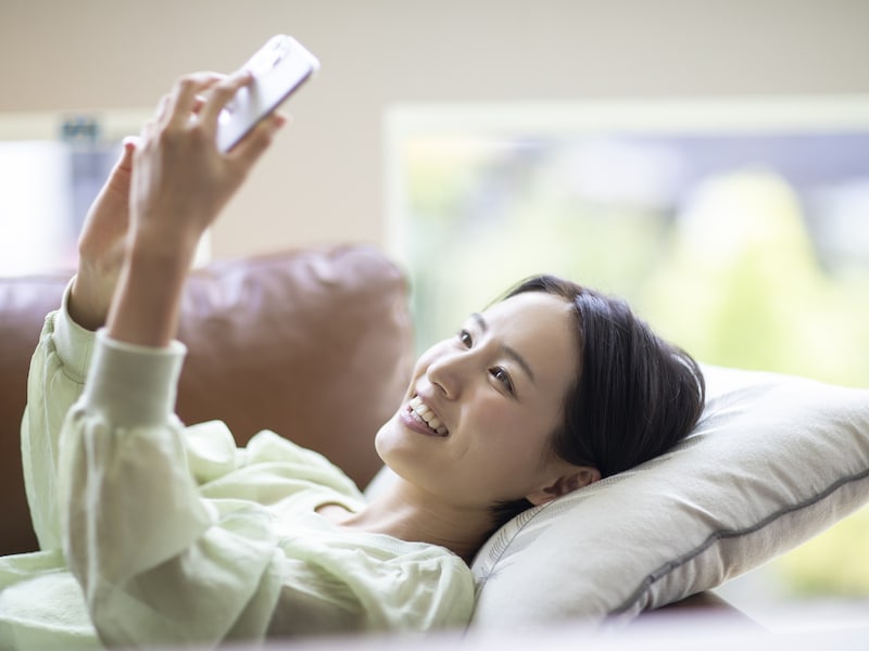 変動10年を金利2.05％で100万円購入すると、半年後にもらえる利息はいくら？※画像：amanaimages
