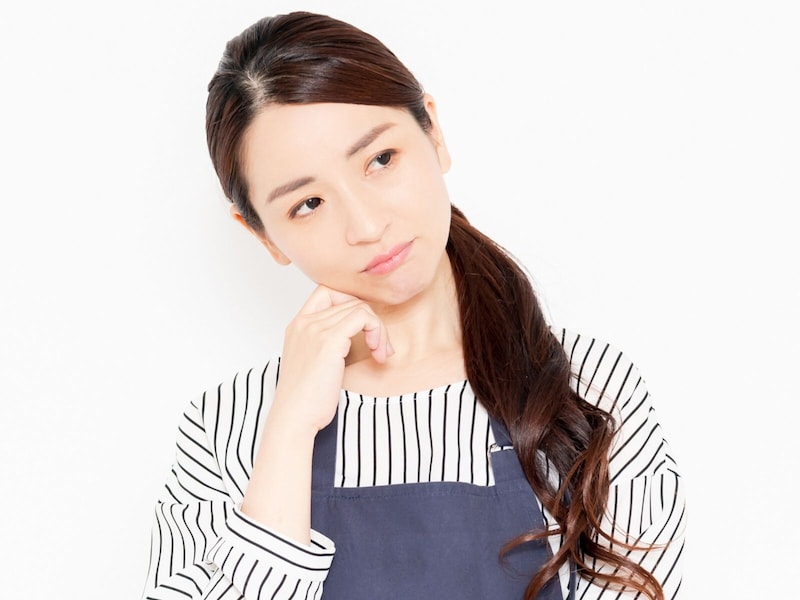 考える女性