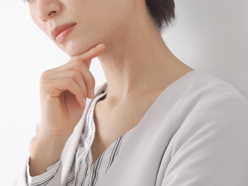 悩む女性