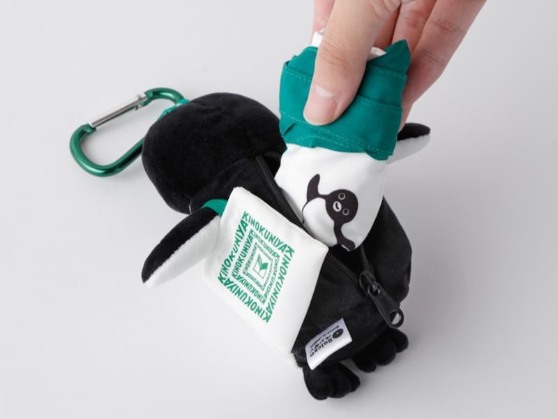ペンギン柄のエコバッグが背中から！（画像出典：Chiharu Sakazaki/JR東日本/DENTSU）
