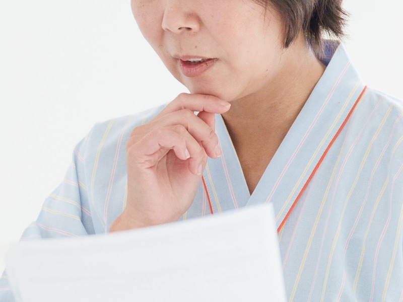 悩む女性