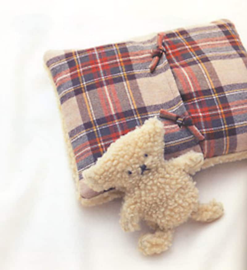 クマさんのぬいぐるみと湯たんぽ入れ