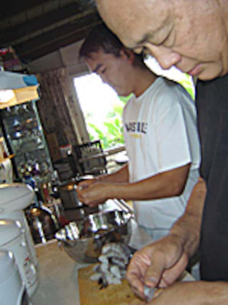 日系ファミリーの正月料理風景