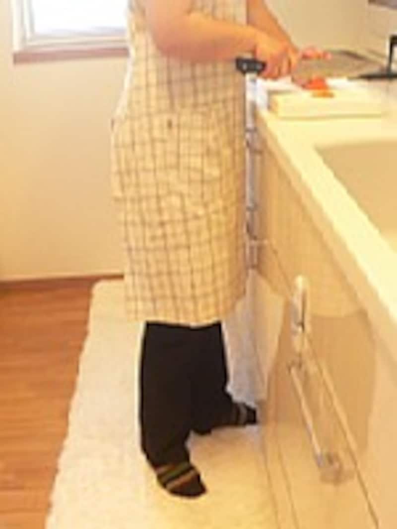 右足を開いて引く