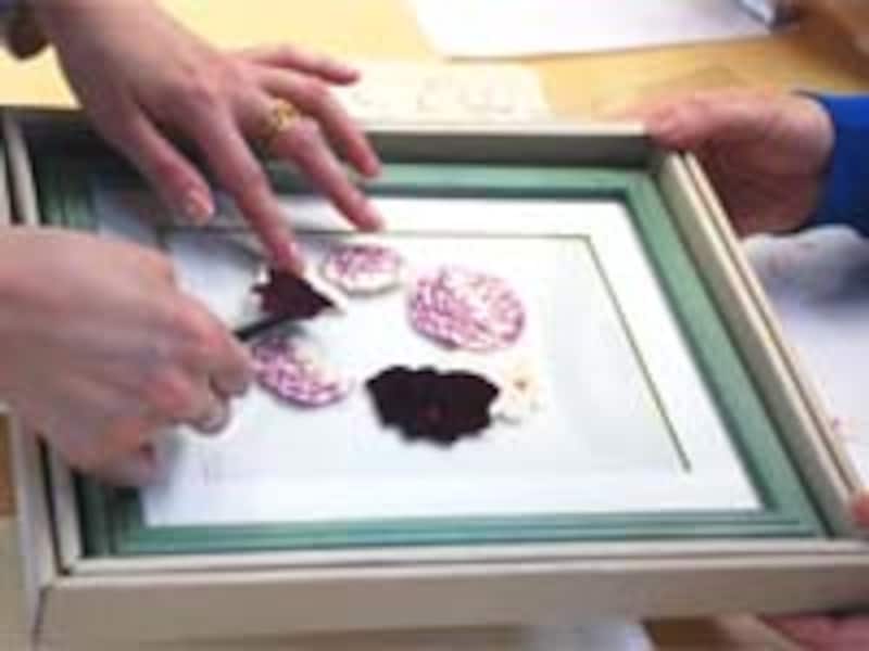 作品を額装します画