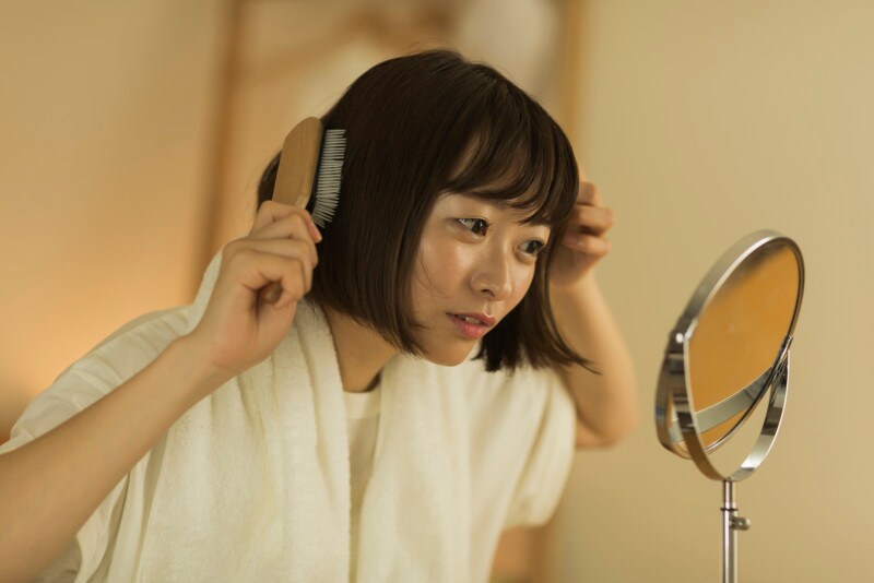 髪の広がりを抑える一番手軽な方法は、ブラッシング!