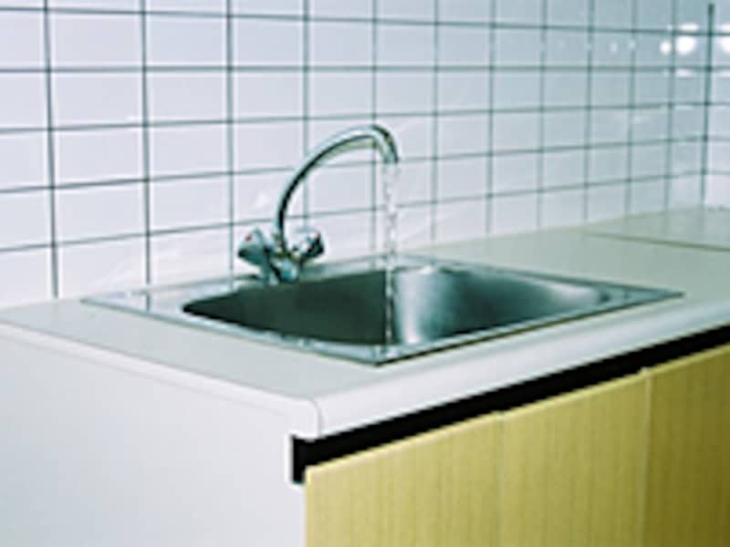 「汚れた排水口」に匹敵する細菌数・・・・・・！ 靴の中って、一種の宇宙なのかも・・・・・・（そんな悠長な話じゃなありません?!）