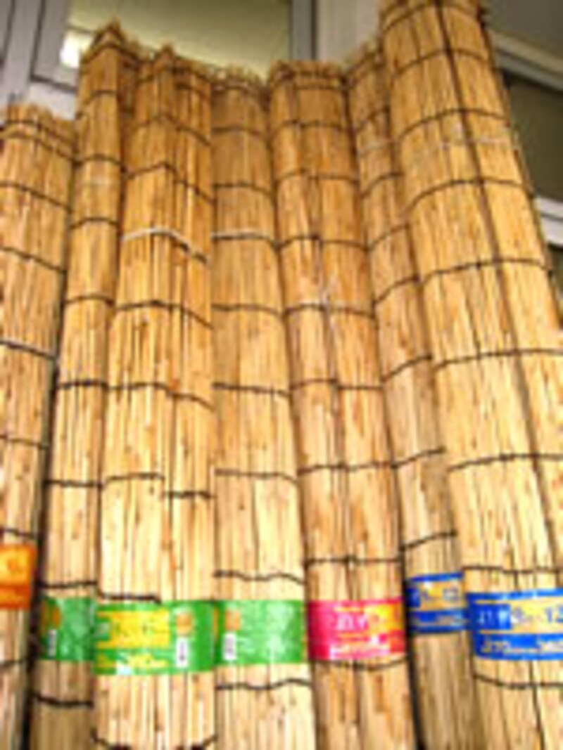 たいへん大きなものながら、ホームセンターなどで見る限りびっくりするくらい安い「よしず」。