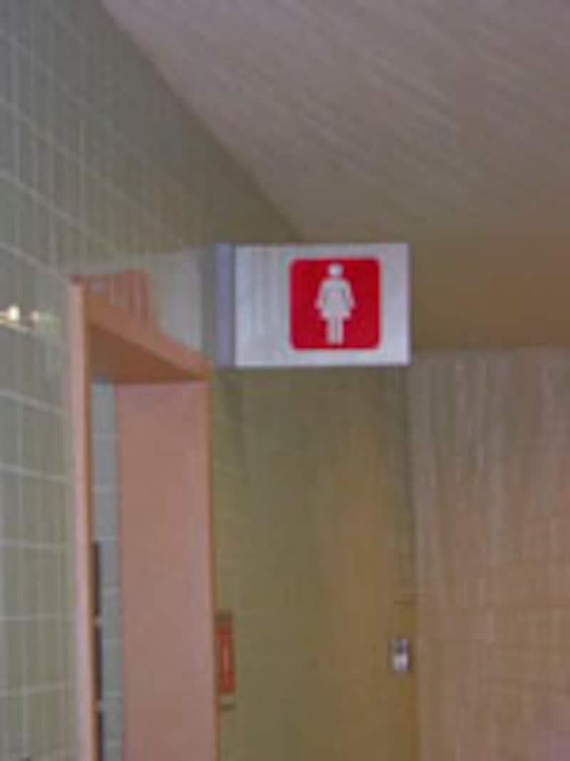 ひとけの少ない化粧室前