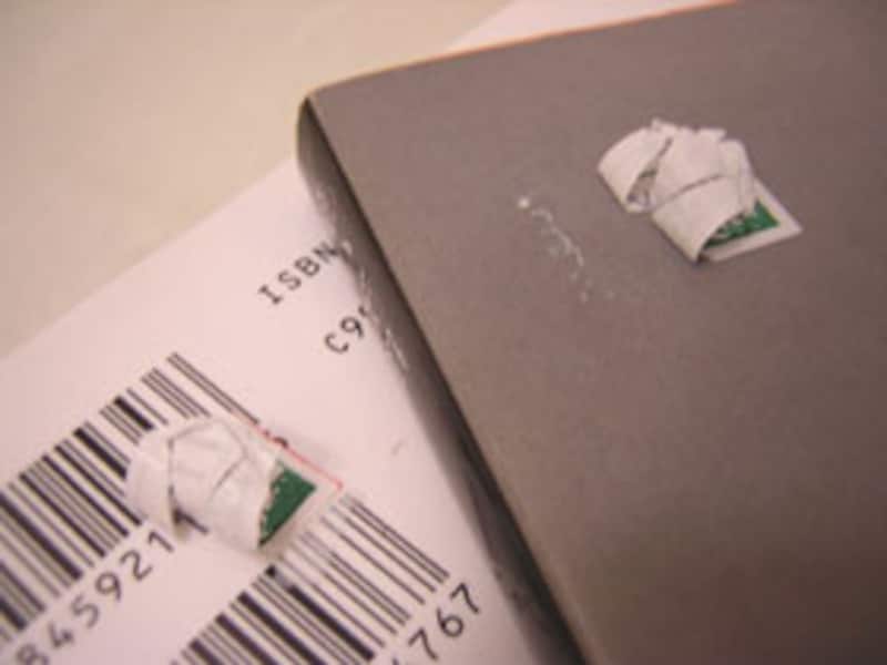 貼り替えしにくいように値札に切れ込みで防御