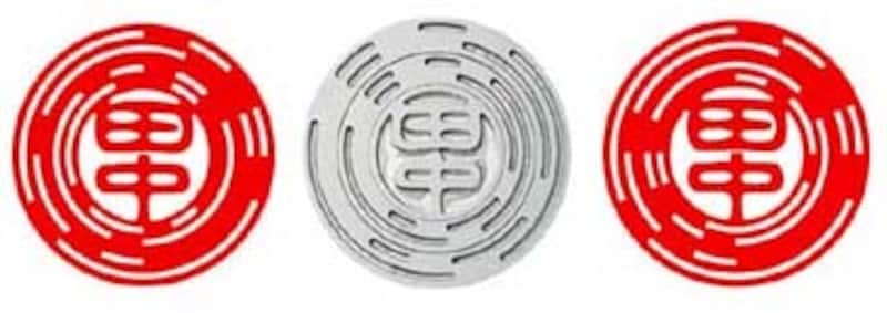 中央の「名前」の部分は固定されており、その周りの二重になった外周と内周が回転して、異なった印影を作り出す。一つの印鑑からできる違う印影のサンプル。