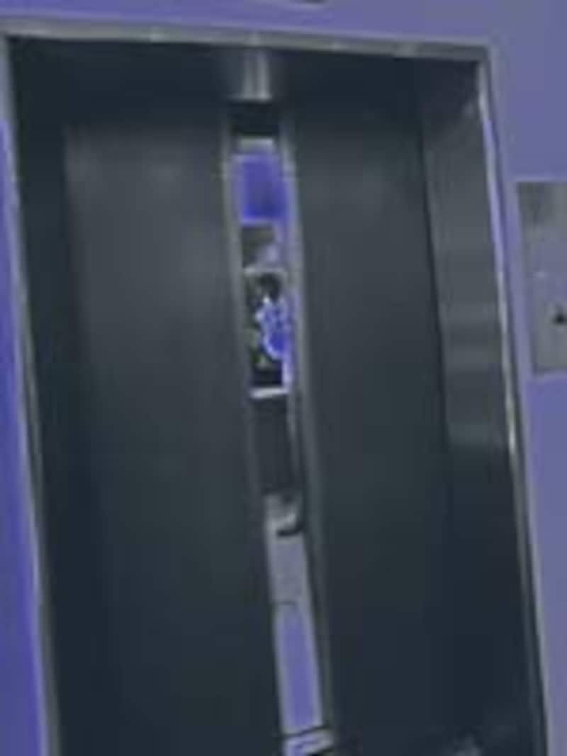 エレベーターに人が