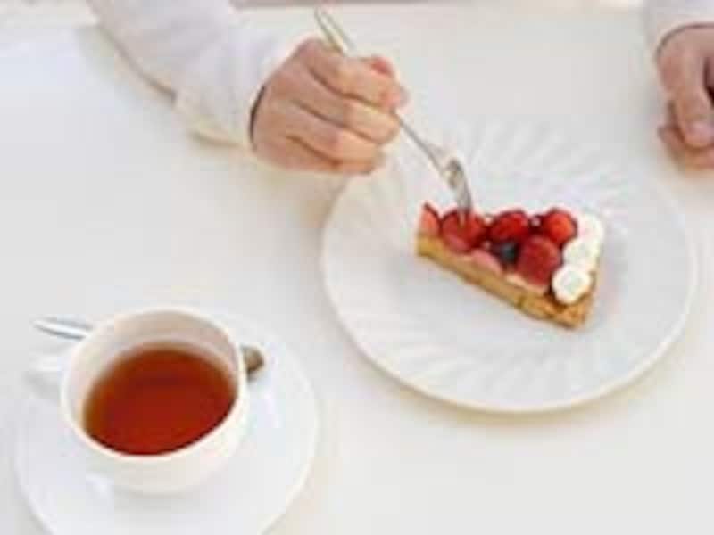 ケーキを頬張る