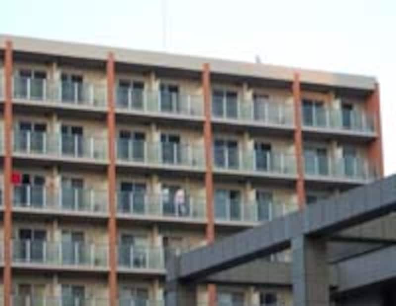 最上階右端が容疑者の部屋。右から3つめが被害者の部屋