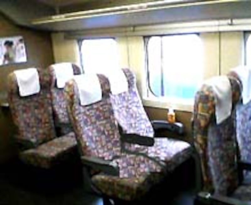 窓側の席に誰かがいるようにして通路側に座る